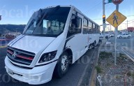 Falla mecánica en transporte de personal provoca accidente y afectación vial en Mirasierra