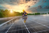 Espejos gigantes en el espacio: la polémica idea para alimentar paneles solares las 24 horas