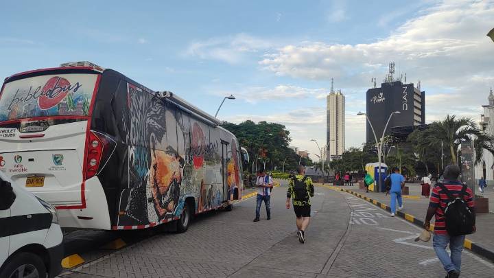 El Bibliobús llega a la feria del libro de Cali: programa para mirar estrellas y disfrutar historias