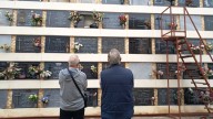 Día de disgustos por los nichos rotos en el cementerio: "Es lamentable que unos energúmenos se metan con los difuntos"