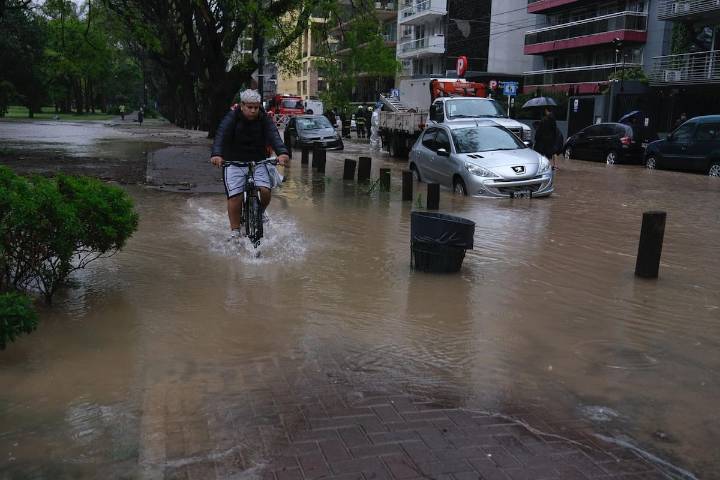 En fotos y videos. Se rompió un caño en Belgrano y son varias las cuadras inundadas