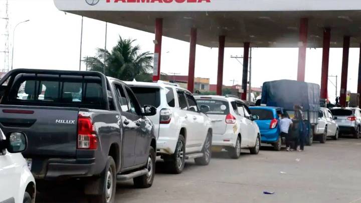 La petrolera estatal boliviana, YPFB, opera “al límite” y autonomía para tres días de gasolina