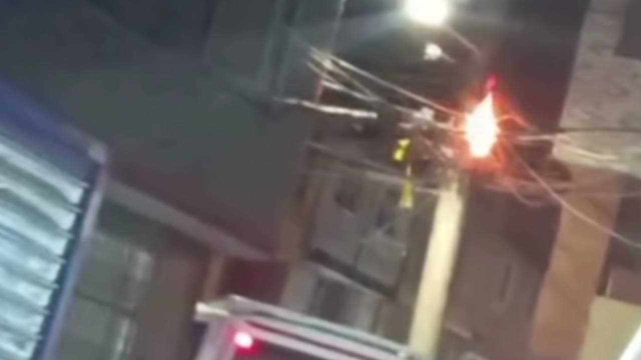 Corto en poste con cables de alta tensión genera alarma en...