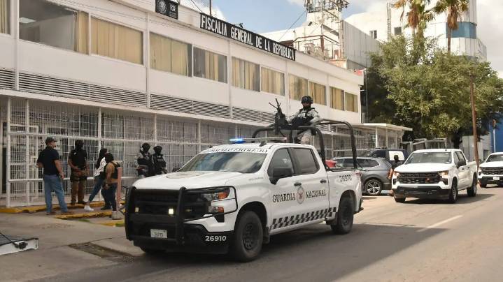Sitian FGR en Chihuahua capital por llegada de los nueve detenidos por emboscada a agentes en Moris