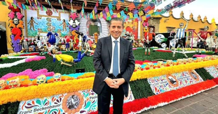 Coyoacán dedica ofrenda de Día de Muertos a leyendas del futbol