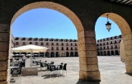 La increíble plaza del pueblo de Toledo que sorprende por su tamaño al estilo de Madrid