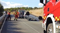Herido un hombre tras salirse de vía y volcar su coche en la carretera de Nohales