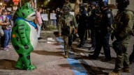 Manifestantes disfrazados de rana vs. influencers mediáticos MAGA: la guerra de información sobre ICE en Portland y Chicago