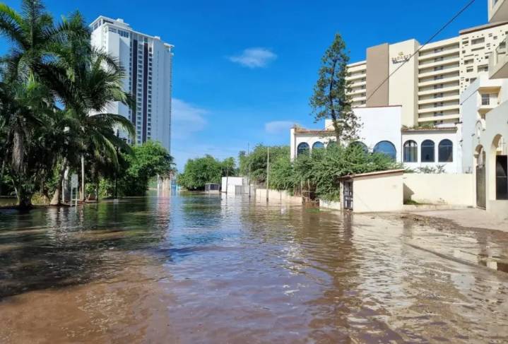 Cierran vialidades en Puerto Vallarta por fuerte oleaje del huracán “Priscilla”