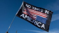 Los estadounidenses creen que Trump quiere más poder que sus predecesores e impulsan el movimiento "No Kings"
