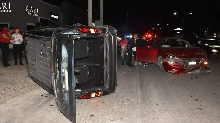 Chocan y vuelcan en la Ortiz Mena