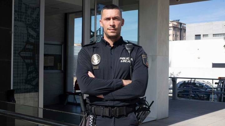 Javier Barrera, policía local que estuvo rescatando con una retroescavadora a los vecinos de Algemesí, el día de la dana