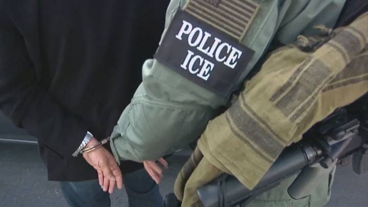 Illinois father detained by ICE amid teen daughter's cancer treatment, lawmakers call for his release