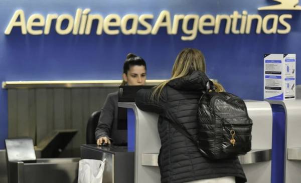 Asambleas de pilotos afectan a casi un centenar de vuelos de Aerolíneas Argentinas