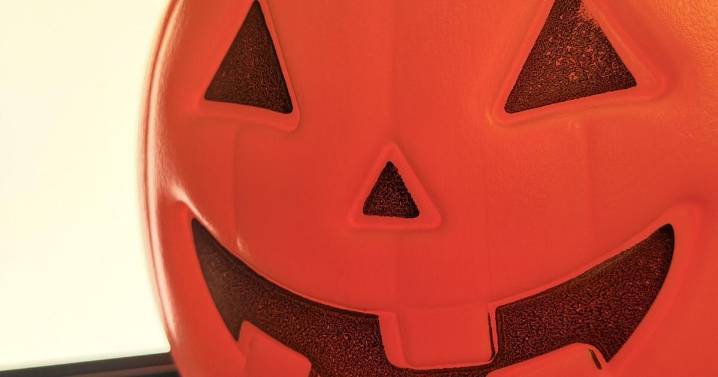 Indiana Governor to hand out treats on Halloween night