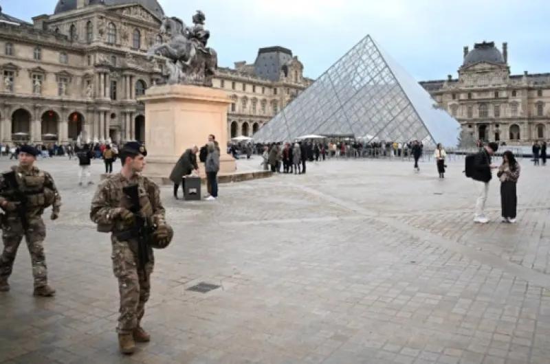 Dos arrestados en París por el millonario robo de joyas en el Museo del Louvre