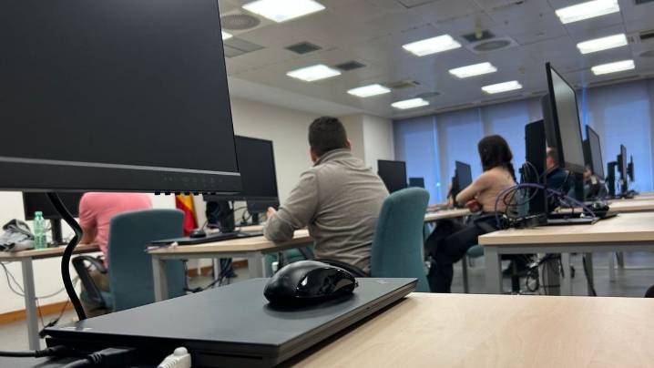 La Comunidad de Madrid entrega más de 2.500 permisos de conductor de VTC tras los primeros exámenes
