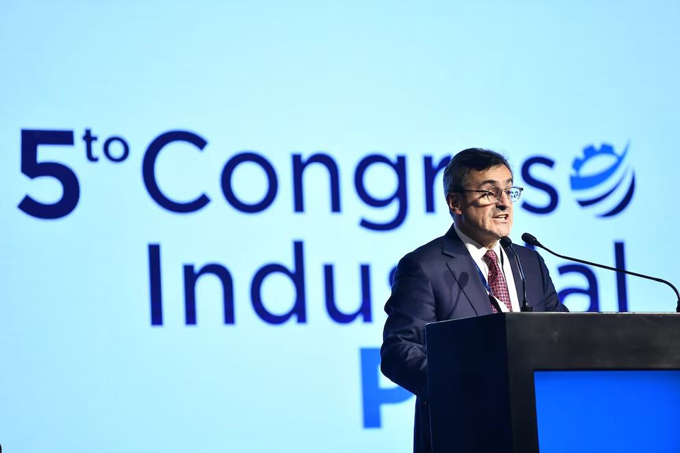 Industriales advierten que la caída de la actividad y las altas tasas «complican la transición» económica