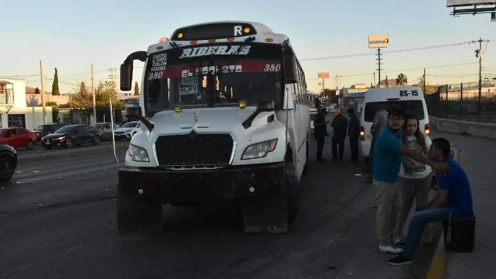 Choca camión urbano en la Tecnológico
