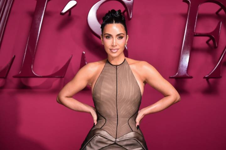 Kim Kardashian desató suspiros en la premiere de su serie “All’s Fair” en Los Ángeles 