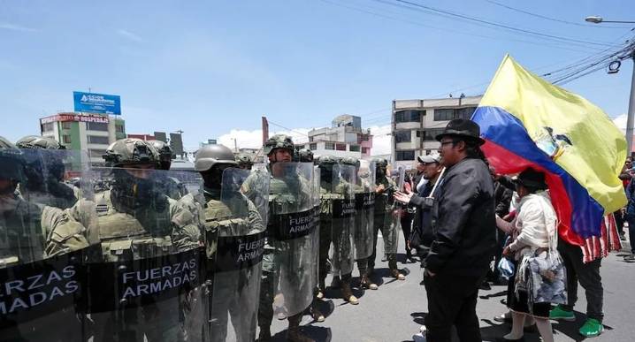 Policía y militares en Ecuador refuerzan Quito ante amenaza de toma de la capital
