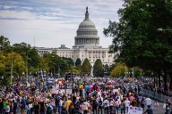 Marchan miles en EU contra Trump