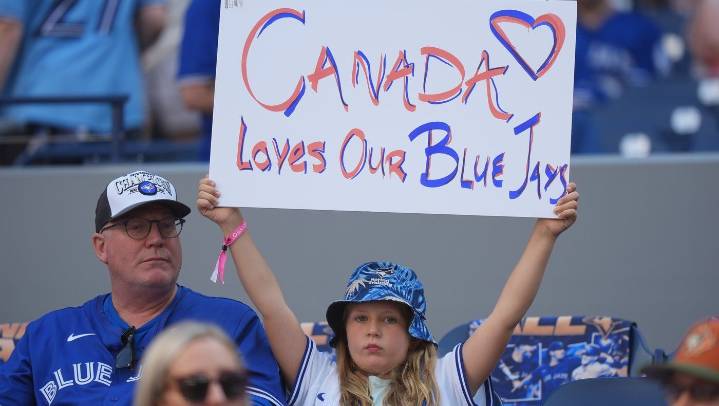 Blue Jays fans arrive in Seattle for Game 3