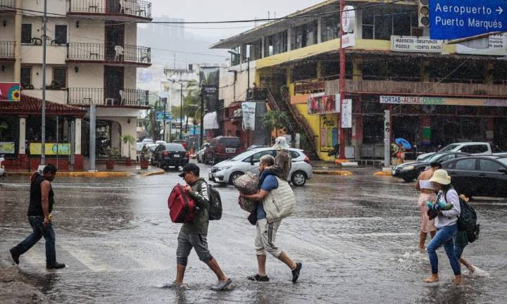 Priscilla se intensifica y sube a huracán de categoría 1 en el Pacífico mexicano