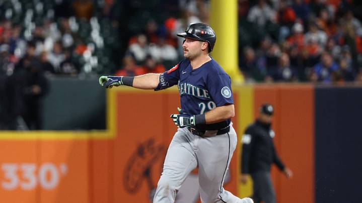 'Dump Here': Big Dumper fan catches Cal Raleigh HR ball