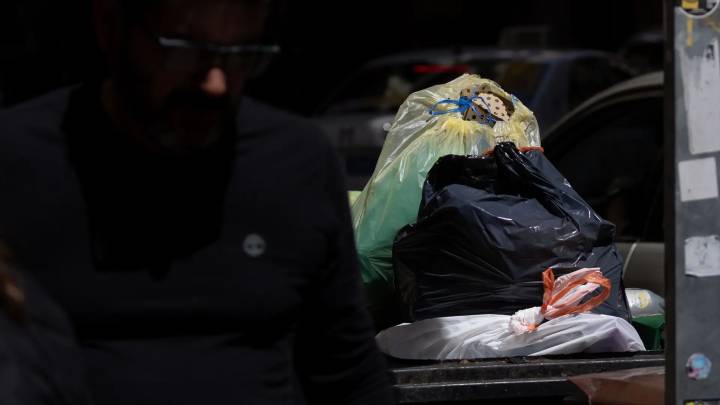 Brigadas de limpieza 24 horas y vigilancia junto a contenedores: Madrid despliega a 300 personas contra el aumento de suciedad