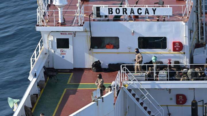 Francia aborda frente a sus costas a un petrolero ruso sospechoso de servir de base de drones
