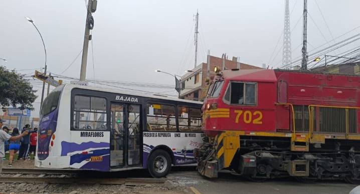 ATU sancionará a conductor y empresa por accidente entre tren y bus en El Agustino últimas