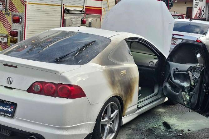 Narcomenudistas en moto, incendiaron auto y provocaron persecución