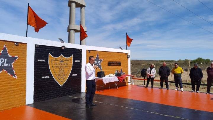 Petrolero recordó a sus cuatro futbolistas fallecidos en 1990 con un emotivo acto en Plaza Huincul