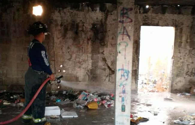 Pandilla de vagabundos incendia casa abandonada en Acuña