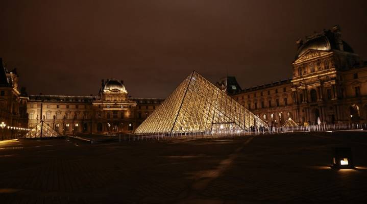 El Museo del Louvre en París Sufre un Impactante Robo