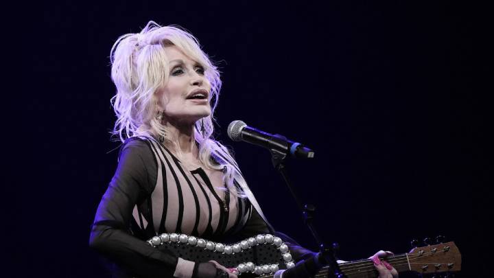 Dolly Parton publica un vídeo para tranquilizar sobre su salud: ¡Aún no estoy muerta!
