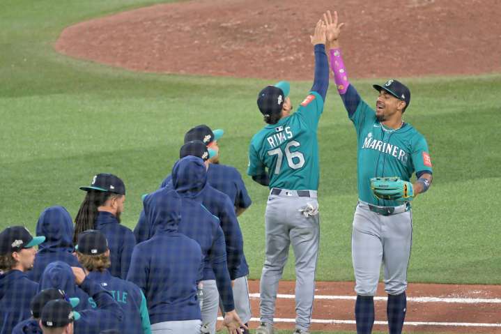 Marineros ven la Serie Mundial más cerca y los Dodgers sufren demasiado
