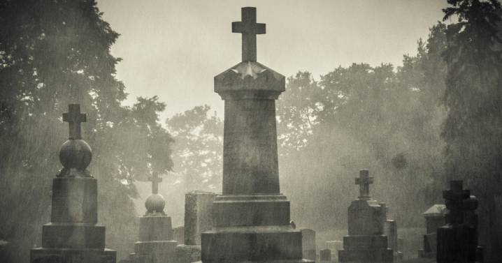 Here's The Difference Between A Cemetery And A Graveyard