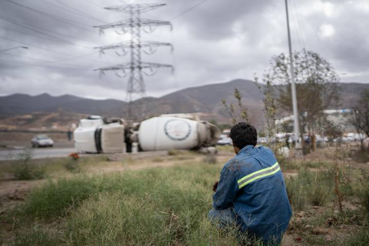 Camión cementero vuelca sobre el bulevar 2000, chofer sale prácticamente ileso