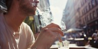 Por qué las personas que dejan de fumar recaen y cuáles son los beneficios de dejar el hábito a cualquier edad