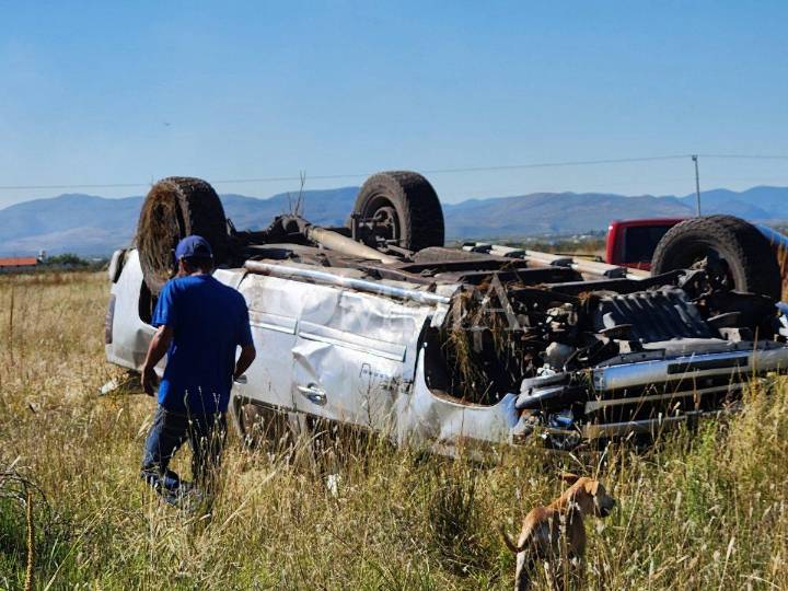 Pareja lesionada tras volcadura en la carretera Juárez