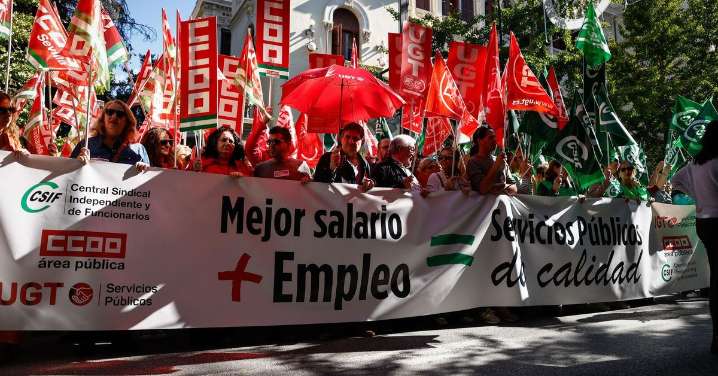 "¡Basta ya!": UGT, CCOO y CSIF advierten de una huelga general si el ministro Óscar López no negocia