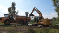 Momento histórico en Badajoz: comienza la retirada de lodo del Guadiana contra el nenúfar