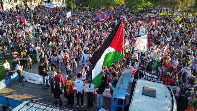 "Dos años del genocidio": Miles marchan en Santiago en apoyo al pueblo palestino
