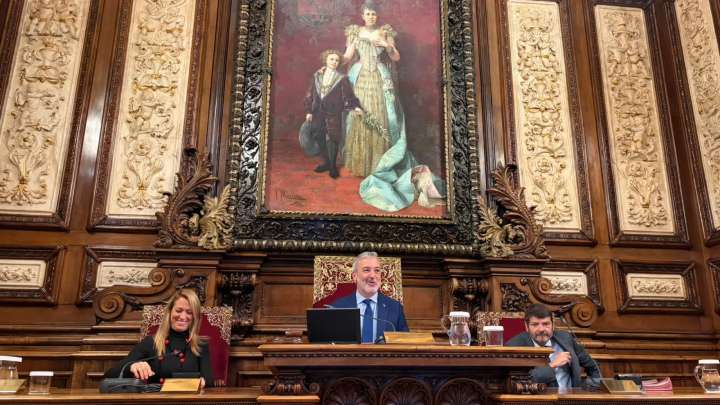 El pleno de Barcelona rechaza la proposición del PSC para limitar la compra de vivienda a extracomunitarios no residentes en la ciudad