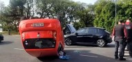 Una mujer resultó herida por el choque y vuelco de su auto frente al...