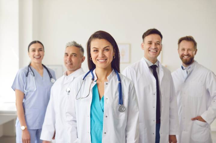 Crisis en el sistema de salud de EE.UU.: más de la mitad del personal sanitario planea dejar su empleo