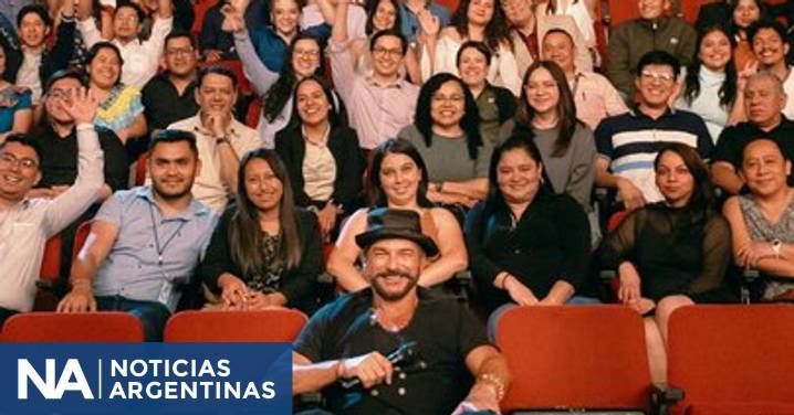 El emotivo reencuentro de Ricardo Arjona con sus fanáticos en Guatemala y un regalo que le recordó sus inicios