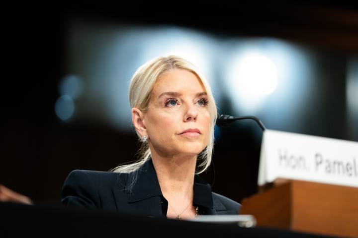 SNL parodies Bondi hearing with 'roast-style burns' from Amy Poehler